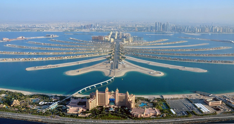 Palm Jumeirah giờ đã kín đặc biệt thự và khách sạn, nối với đất liền bằng đường hầm dưới biển 6 làn. Hòn đảo này đã tăng thêm 78 km bờ biển cho Dubai. Ảnh: Skift. cong cuoc lan bien xay dao khong lo cua dubai