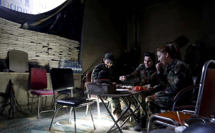 can canh nhung bong hong thep trong luc luong quan doi syria