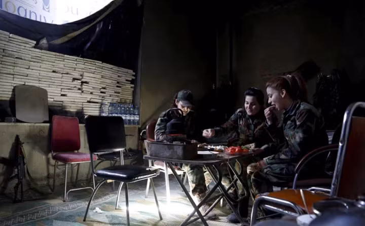 can canh nhung bong hong thep trong luc luong quan doi syria