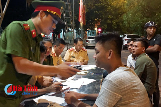 video xu ly 75 truong hop thanh nien ngo ngao vi pham luat giao thong