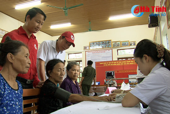 kham cap thuoc mien phi cho 350 doi tuong chinh sach nguoi ngheo