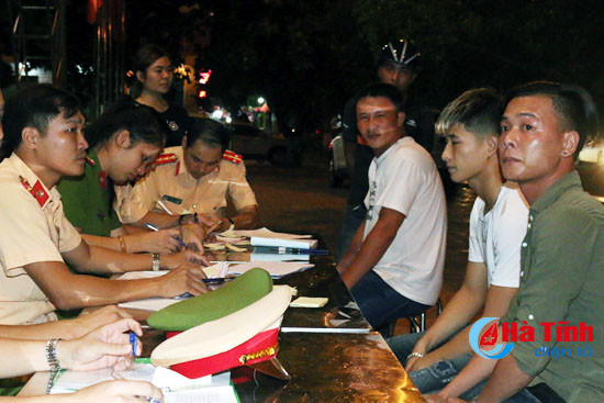 video xu ly 75 truong hop thanh nien ngo ngao vi pham luat giao thong