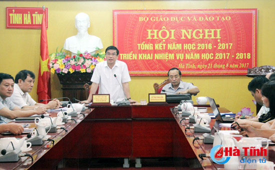 Phó Chủ tịch UBND tỉnh Đặng Quốc Vinh đề nghị lãnh đạo ngành Giáo dục Hà Tĩnh tiếp thu ý kiến để triển khai một cách linh hoạt, phù hợp với tình hình địa phương; đồng thời tập trung cao cho các hoạt động chuẩn bị năm học mới. doi moi giao duc la tat yeu nhung can lo trinh phu hop