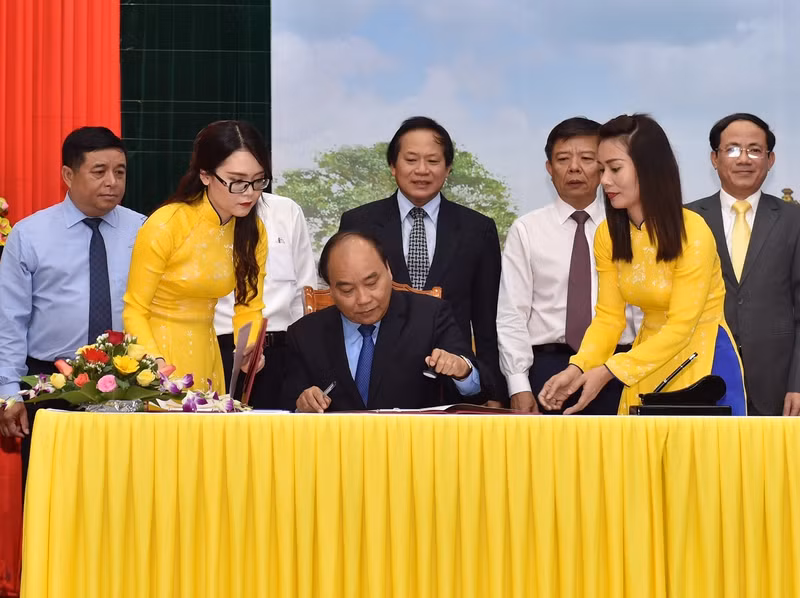 thu tuong du le phat hanh dac biet bo tem buu chinh dai tuong vo nguyen giap