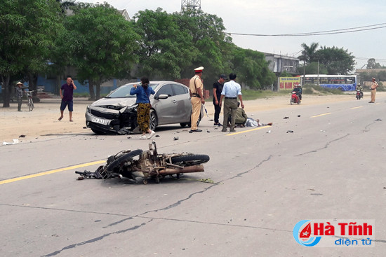 chay xe may nguoc chieu cu ong bi o to dam tu vong