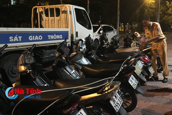 video xu ly 75 truong hop thanh nien ngo ngao vi pham luat giao thong