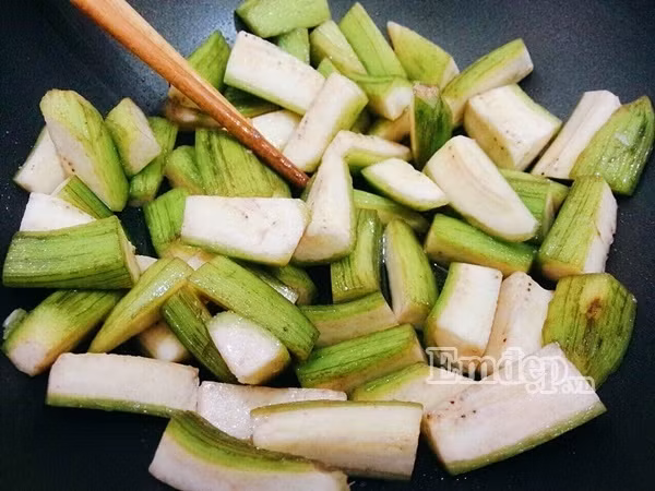 cach lam luon om chuoi xanh dan da nong hoi ngon lanh ngay mua