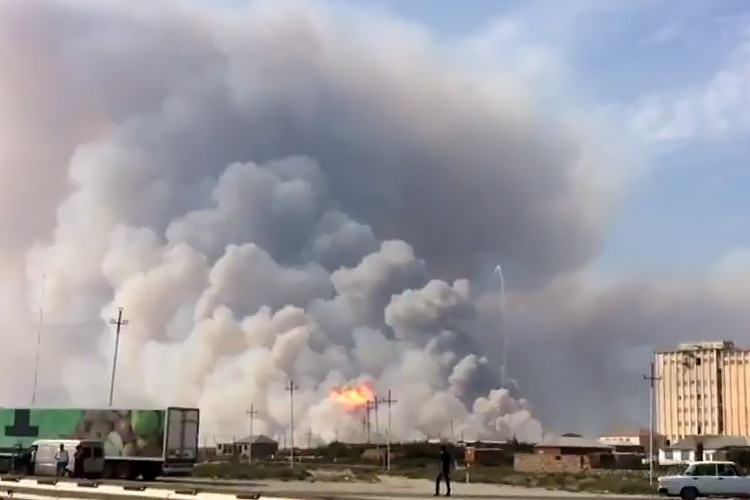 kho vu khi azerbaijan ben lua phat no khoi ngop troi