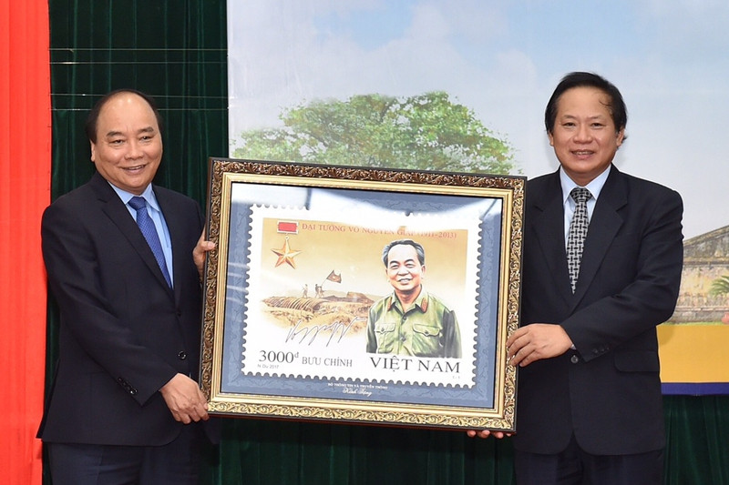 thu tuong du le phat hanh dac biet bo tem buu chinh dai tuong vo nguyen giap