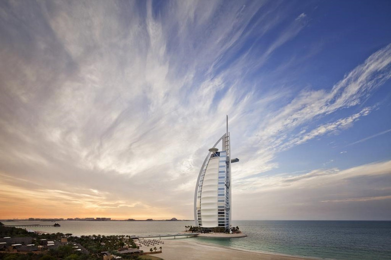 Năm 1993, Dubai bắt đầu xây dựng hòn đảo nhân tạo đầu tiên - nơi đặt Burj Al Arab, khách sạn 7 sao nổi tiếng. Cấu trúc độc đáo này nổi bật giữa các tòa cao ốc xung quanh. Vị trí cách bờ 280 m khiến bóng của tòa tháp không ảnh hưởng tới các khu nghỉ dưỡng gần đó. Ảnh: Booking. cong cuoc lan bien xay dao khong lo cua dubai
