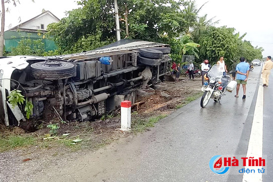 xe tai mat lai ui bay hang loat coc tieu truoc khi bi lat