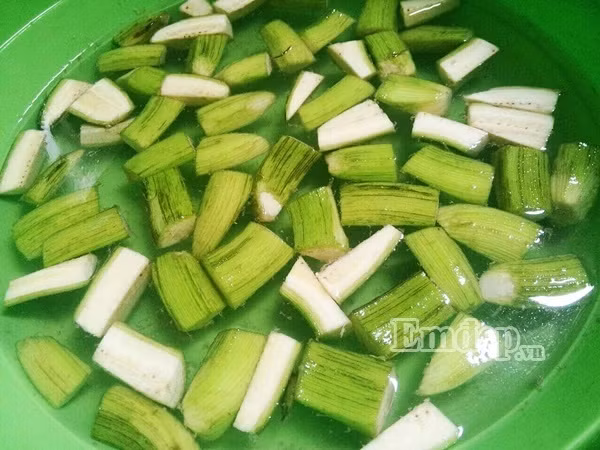 cach lam luon om chuoi xanh dan da nong hoi ngon lanh ngay mua