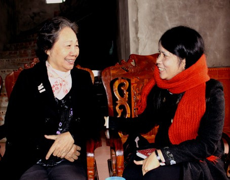 N.S.Ư.T Xuân Năm (bên trái) trò chuyện cùng tác giả N.S.Ư.T Xuân Năm (bên trái) trò chuyện cùng tác giả