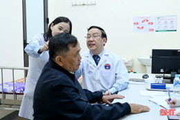 CLB Thầy thuốc Hà Tĩnh tại Hà Nội khám, cấp phát thuốc cho thương bệnh binh