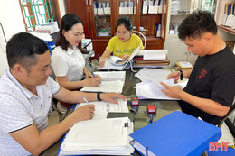 Ngày đêm phân loại hồ sơ phục vụ triển khai mô hình chính quyền địa phương 2 cấp