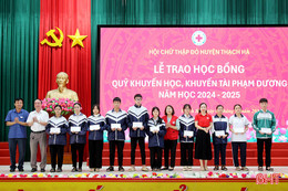 Trao học bổng Phạm Dương cho học sinh Thạch Hà