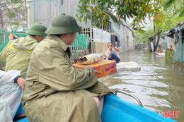 Phát huy “4 tại chỗ”, sát cánh cùng người dân vùng ngập lũ