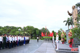 Lãnh đạo tỉnh Hà Tĩnh dâng hương tưởng niệm Chủ tịch Hồ Chí Minh 