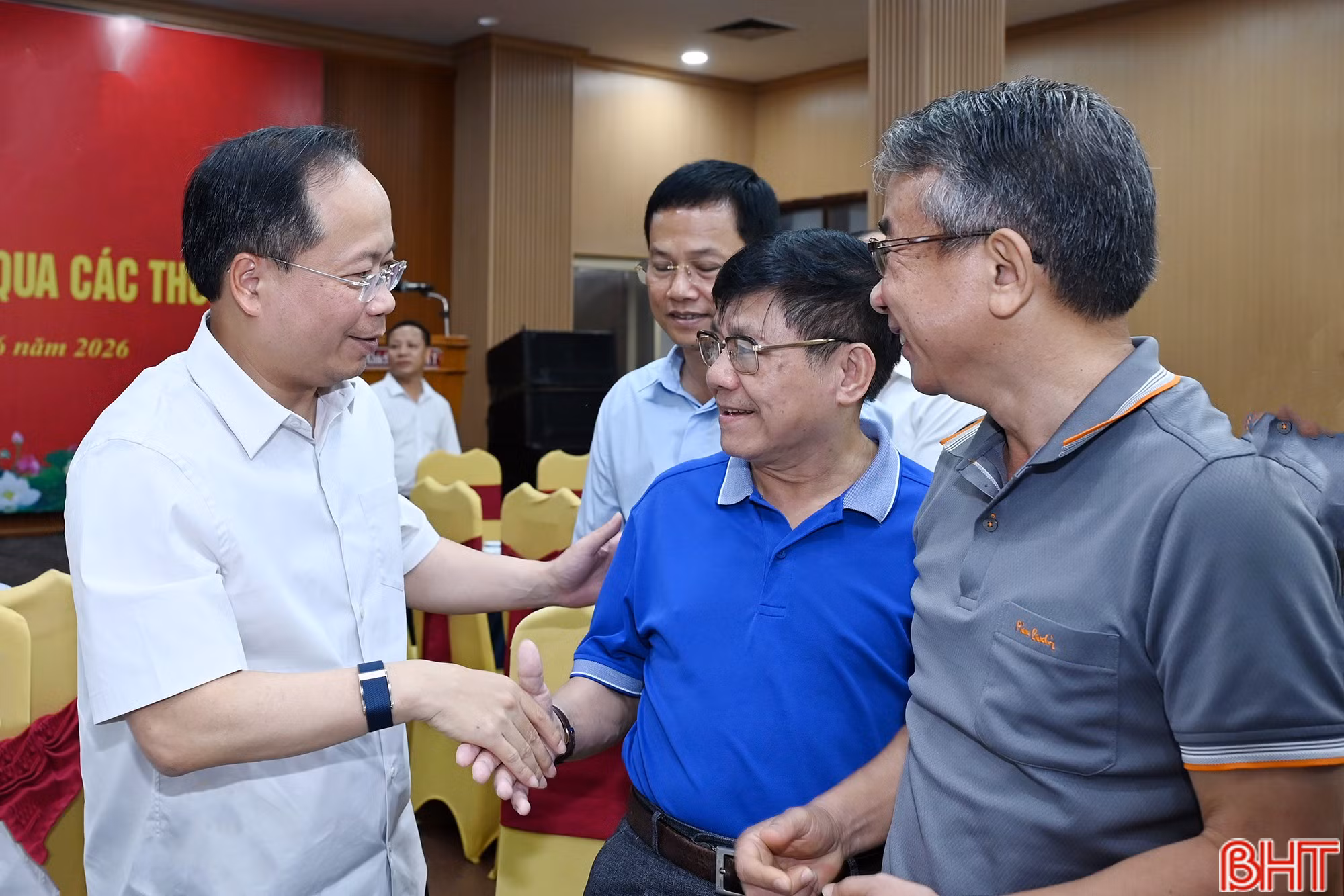 Đồng chí Nguyễn Duy Lâm - Ủy viên Trung ương Đảng, Bí thư Tỉnh ủy, Trưởng đoàn ĐBQH tỉnh gặp gỡ với các đồng chí cán bộ lãnh đạo qua các thời kỳ. Đồng chí Nguyễn Duy Lâm - Ủy viên Trung ương Đảng, Bí thư Tỉnh ủy, Trưởng đoàn ĐBQH tỉnh gặp gỡ với các đồng chí cán bộ lãnh đạo qua các thời kỳ.