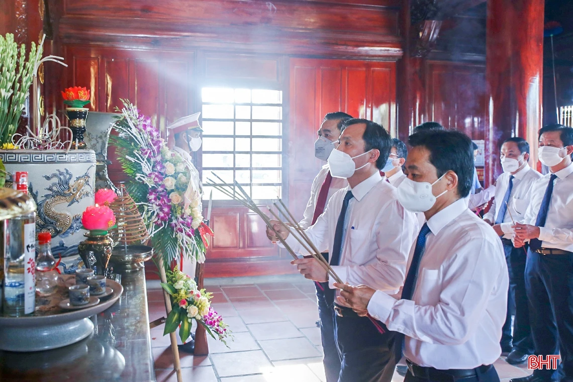 Lãnh đạo tỉnh Hà Tĩnh dâng hương tưởng niệm Chủ tịch Hồ Chí Minh
