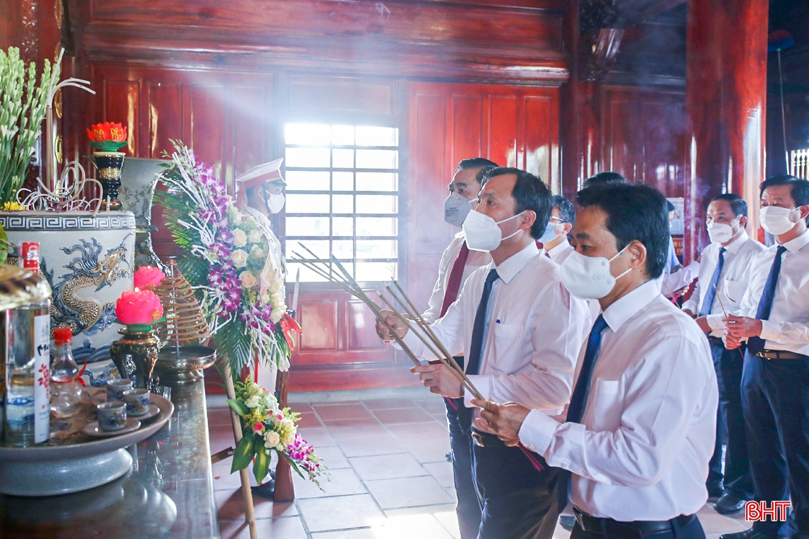 Lãnh đạo tỉnh Hà Tĩnh dâng hương tưởng niệm Chủ tịch Hồ Chí Minh