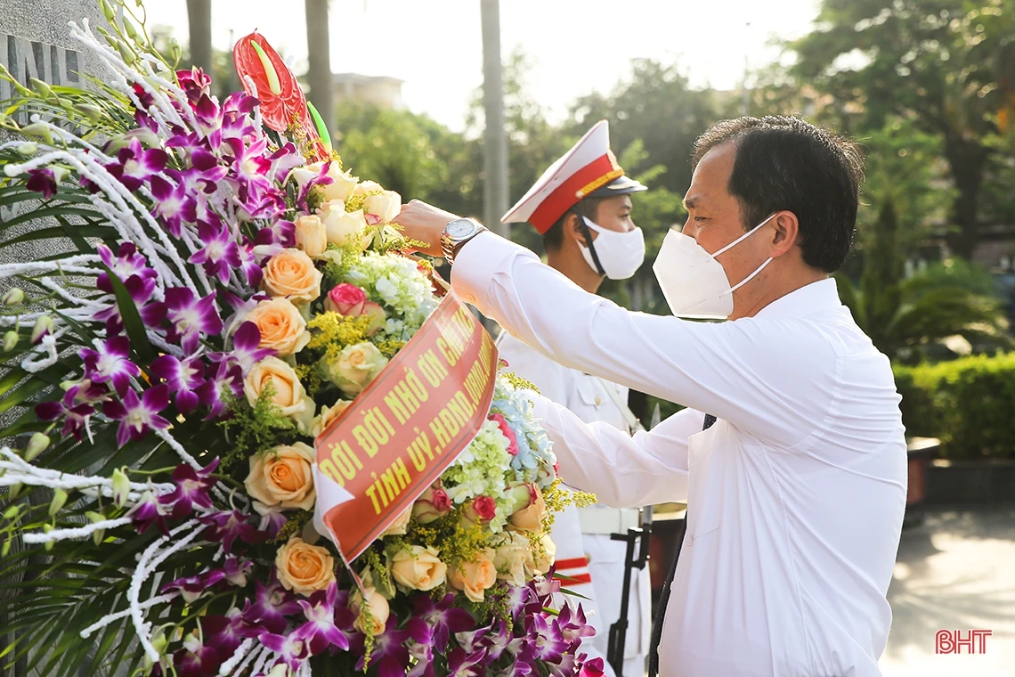 Lãnh đạo tỉnh Hà Tĩnh dâng hương tưởng niệm Chủ tịch Hồ Chí Minh
