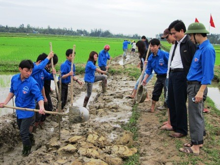 Bí thư Tỉnh đoàn Nguyễn Xuân Hùng kiểm tra hoạt động ra quân thủy lợi nội đồng tại thị trấn Cẩm Xuyên.