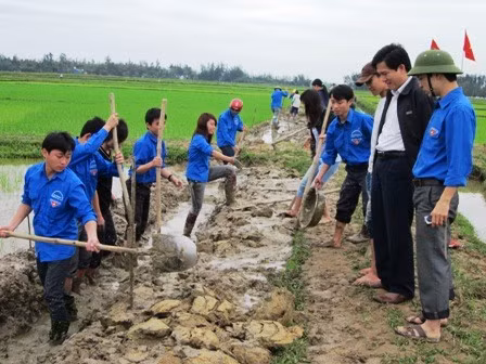 Bí thư Tỉnh đoàn Nguyễn Xuân Hùng kiểm tra hoạt động ra quân thủy lợi nội đồng tại thị trấn Cẩm Xuyên.