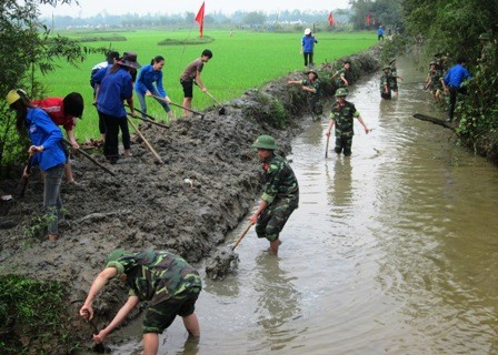 ĐVTN thị trấn Cẩm Xuyên phối hợp với chiến sỹ Trung đoàn 841 tham gia phát quang, nạo vét kênh mương nội đồng.