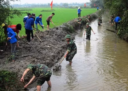 ĐVTN thị trấn Cẩm Xuyên phối hợp với chiến sỹ Trung đoàn 841 tham gia phát quang, nạo vét kênh mương nội đồng.