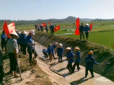 Trong ngày đầu ra quân, ĐVTN huyện Lộc Hà đã khơi thông hơn 15 km kênh mương, đắp được gần 5 km đường giao thông nội đồng, hơn 20 km các tuyến đường liên xã, liên thôn được quét dọn, vệ sinh...