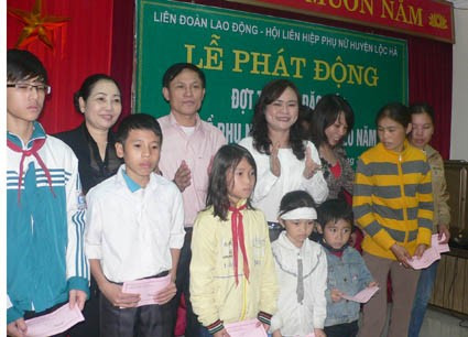 Lãnh đạo Hội LHPN tỉnh và huyện Lộc Hà trao quà cho PN và TE nghèo của huyện.