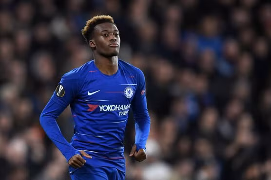 Ngôi sao của Chelsea là cầu thủ Premier League đầu tiên dương tính với virus corona. Ảnh: Getty . Hudson-Odoi của Chelsea nhiễm Covid-19, Ngoại hạng Anh đá không khán giả