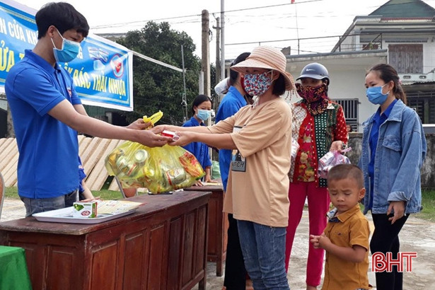 Đổi rác thải nhựa lấy khẩu trang, xà phòng chống dịch Covid-19