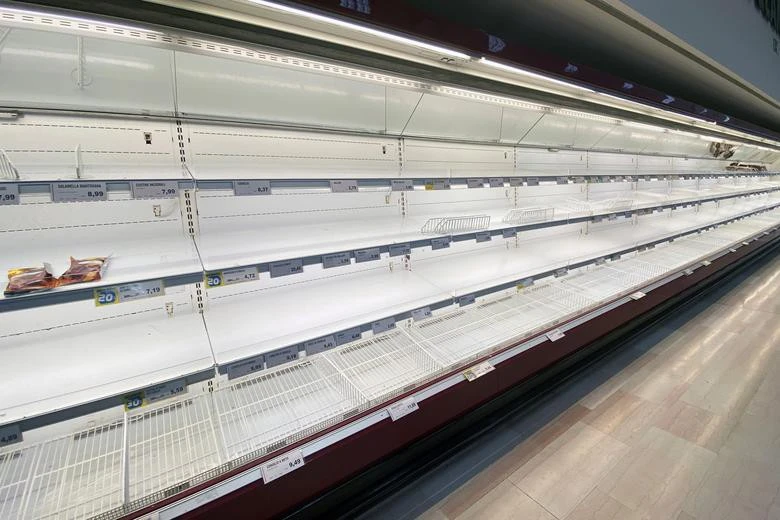 Các địa điểm đông đúc trên thế giới bỗng “vắng ngắt” vì dịch Covid-19