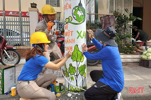 Điện lực Hương Sơn “khoác áo mới cho cột điện