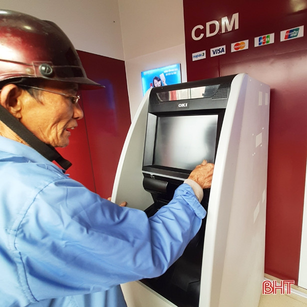 [TIỆN ÍCH MỚI] Ngân hàng đầu tiên ở Hà Tĩnh nhận tiền gửi ngay tại cột ATM