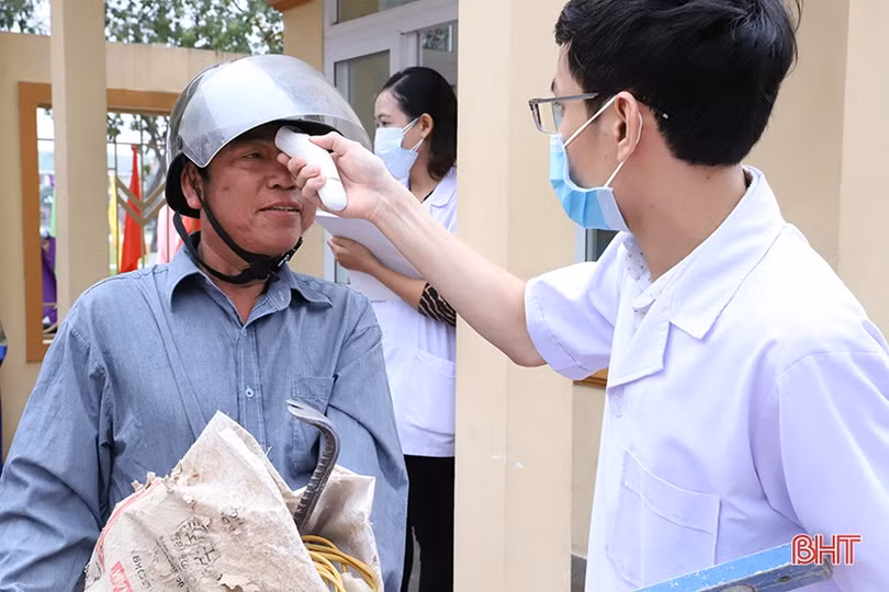 Công an Hà Tĩnh kiểm tra thân nhiệt cán bộ, chiến sỹ và người dân đến làm việc