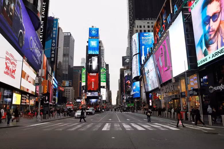 Các địa điểm đông đúc trên thế giới bỗng “vắng ngắt” vì dịch Covid-19