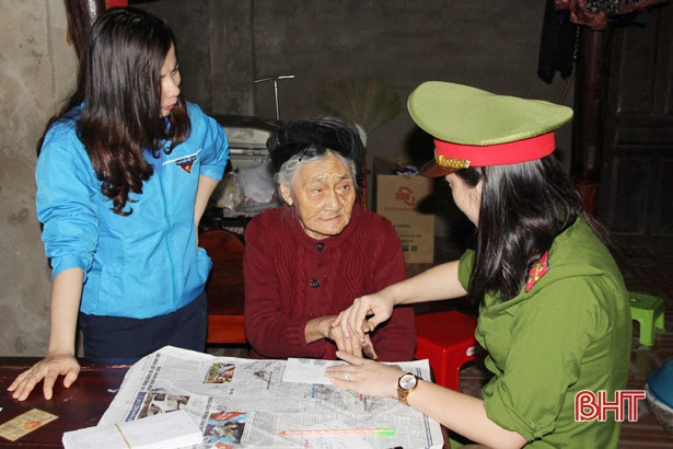 Không nghỉ cuối tuần, Công an Nghi Xuân đến tận nhà làm thủ tục cấp CMND cho người già