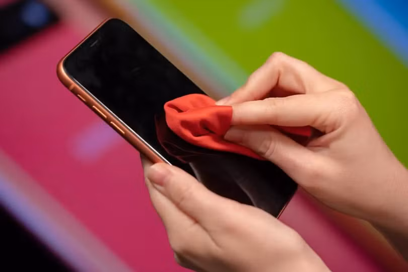 Cách vệ sinh điện thoại ngừa Covid-19