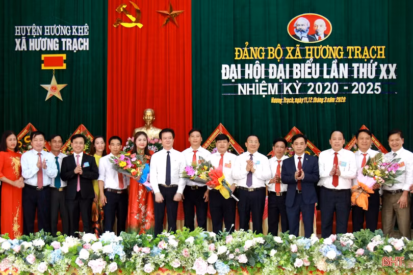 Nêu cao tinh thần trách nhiệm trước Đảng, Nhân dân, thực hiện thắng lợi mục tiêu Nghị quyết Đại hội Đảng bộ xã Hương Trạch đề ra