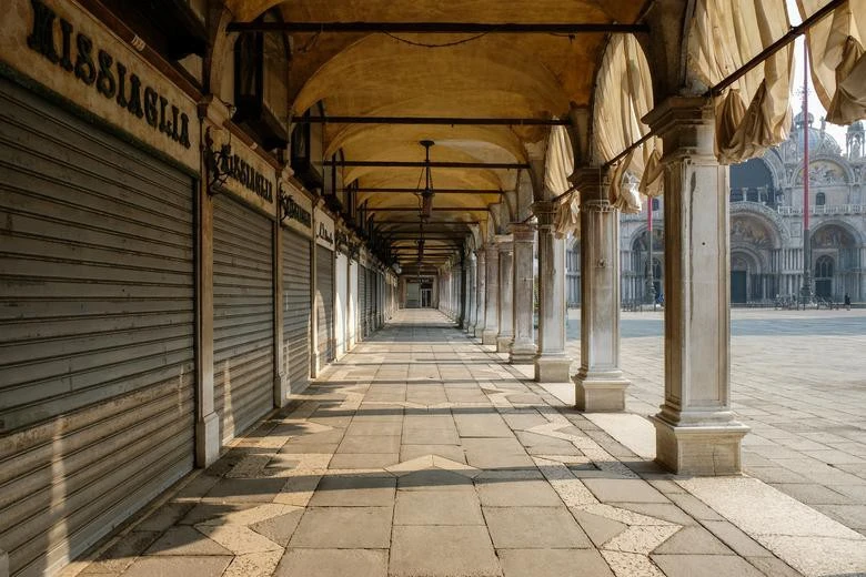 Các địa điểm đông đúc trên thế giới bỗng “vắng ngắt” vì dịch Covid-19