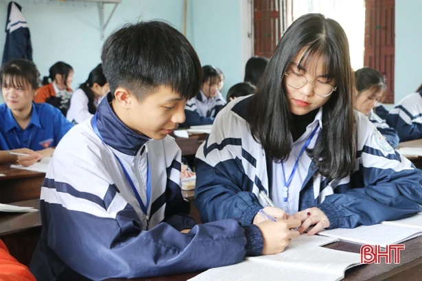 Nữ sinh Hà Tĩnh đàn hay, học giỏi ước mơ thi đậu Học viện An ninh Nhân dân