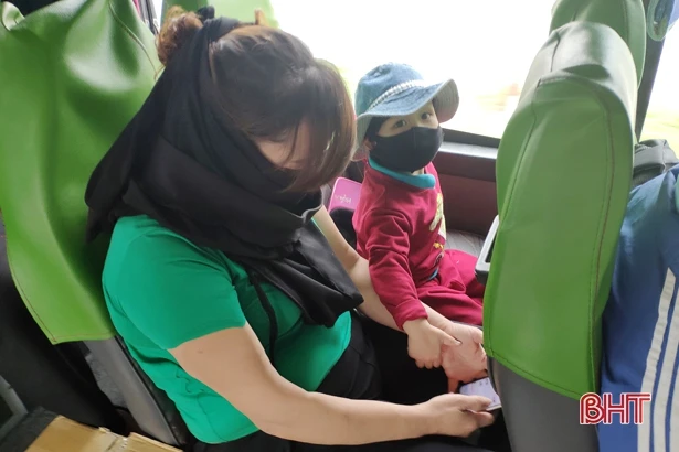 Người dân Hà Tĩnh chủ động đeo khẩu trang khi tham gia phương tiện công cộng