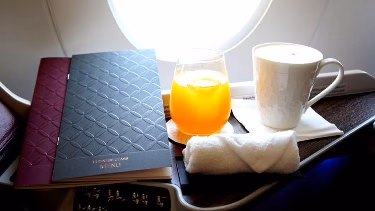 Thực khách được phát hai menu đồ ăn và một đồ uống để lựa chọn. Ảnh: Phương Anh . Lần đầu bay hạng thương gia