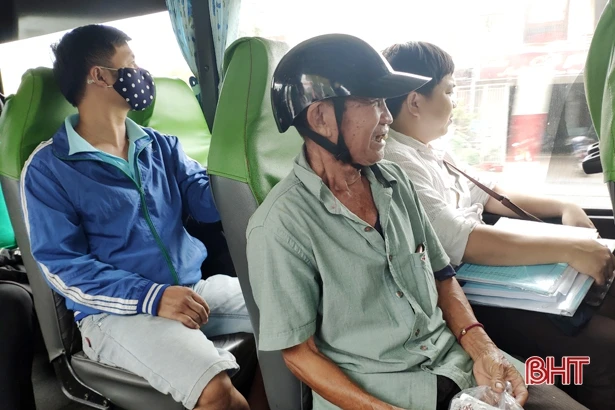 Người dân Hà Tĩnh chủ động đeo khẩu trang khi tham gia phương tiện công cộng