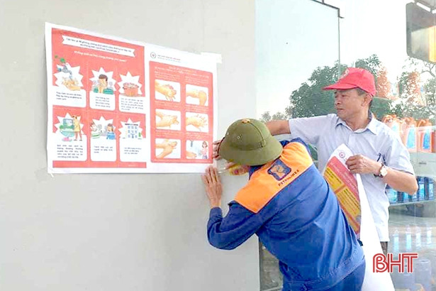 Hội Chữ thập đỏ Thạch Hà phát hơn 1.700 khẩu trang phòng dịch Covid-19