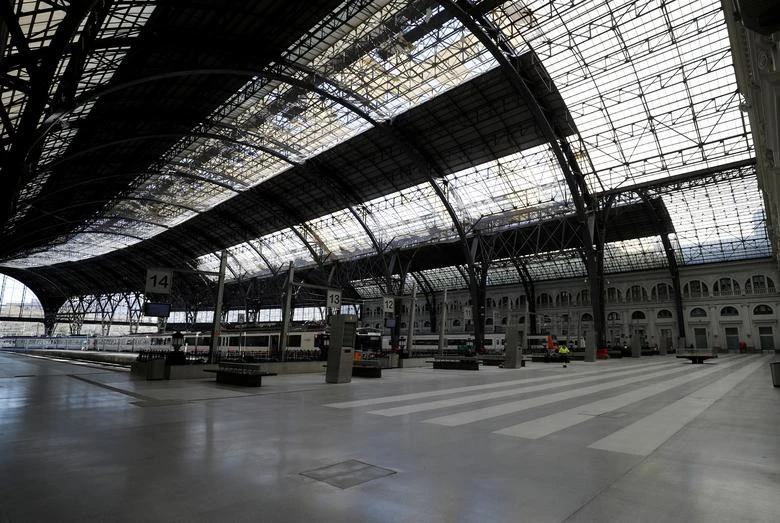 Các địa điểm đông đúc trên thế giới bỗng “vắng ngắt” vì dịch Covid-19