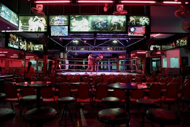 Các địa điểm đông đúc trên thế giới bỗng “vắng ngắt” vì dịch Covid-19